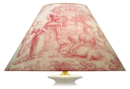 Grand abat-jour imprimé esprit toile de Jouy aux tons crème et rose avec autre grand motif de scène.